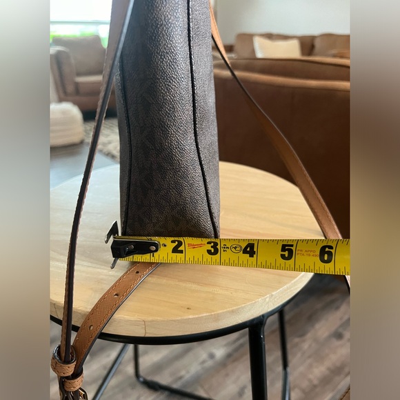 Michael Kors crossbody. Perfect condition. Used once. - Picture 5 of 6